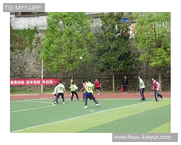 师生同场竞技激情四溢足球比赛展现团结与友谊的精彩瞬间